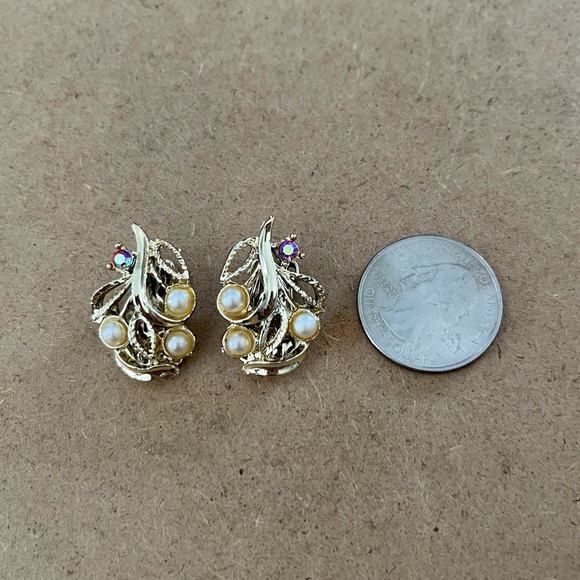 Gold Tone Faux Pearl Necklace and Vintage Faux Clip Earrings - Picture 11 of 12